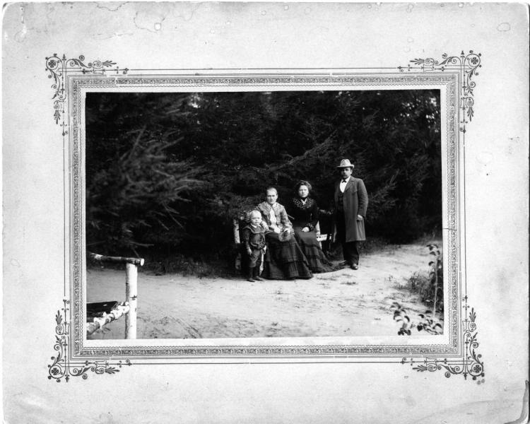 Семья на прогулке, 1900-е