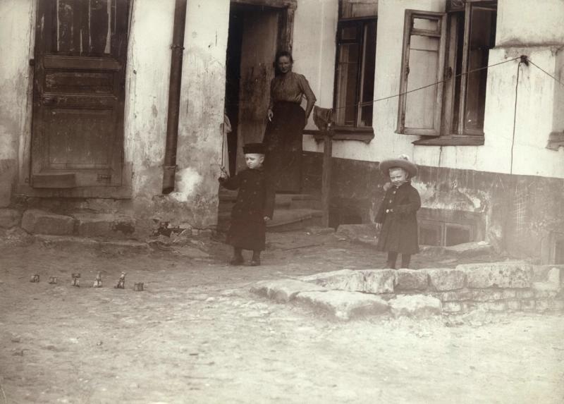 Дети на прогулке, 1899 - 1903