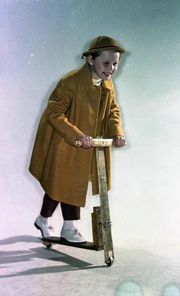 Демонстрация моделей детской одежды, 1950-е. Из серии «Детский мир».