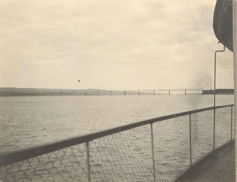 Вид с палубы на мост Александра  II близ Сызрани, 1912 год, Самарская губ., г. Сызрань