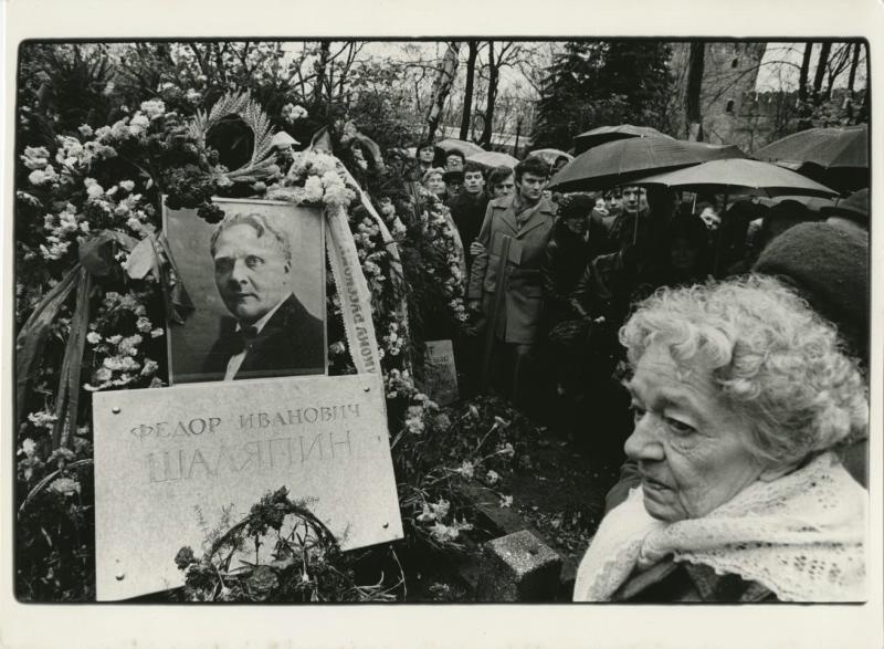 Татьяна Шаляпина у могилы отца на Новодевичьем кладбище, 29 октября 1984, г. Москва
