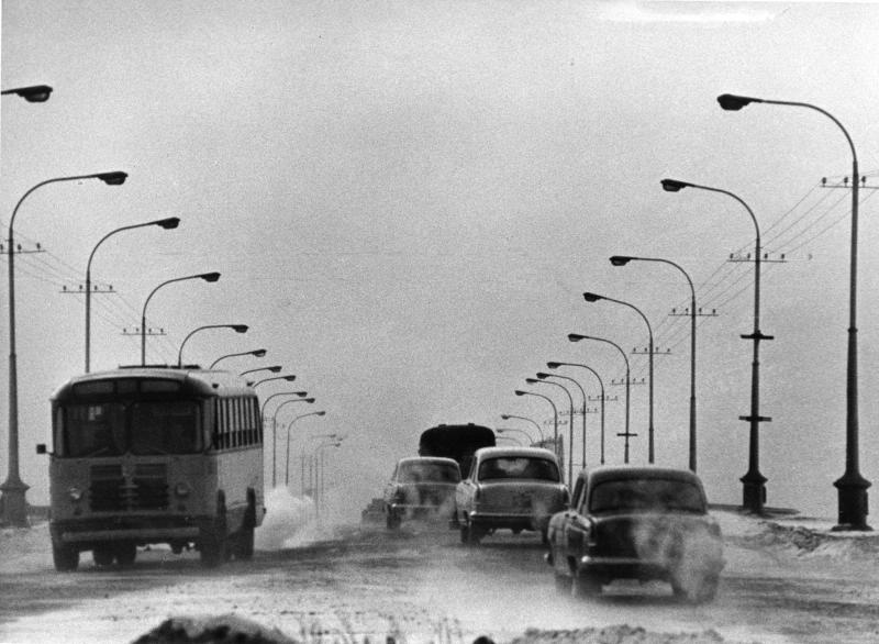 Скопление машин, 1965 - 1969, г. Норильск. По дороге, навстречу фотографу едет автобус ЛиАЗ-158, в обратную сторону: два автомобиля ГАЗ-21 и Москвич-402.