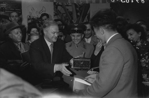 Юрий Гагарин в Главном павильоне ВДНХ, 23 октября 1961, г. Москва, ВДНХ