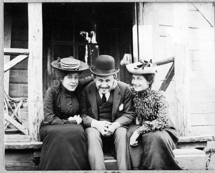Люди на ступеньках дома, 1910-е. Выставки&nbsp;«На крыльце»,&nbsp;«10 фотографий: Улыбки 1910-х»&nbsp;и&nbsp;«Улыбки XX века» с этой фотографией. 