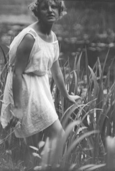 Девушка в тунике среди камышей, 1920-е