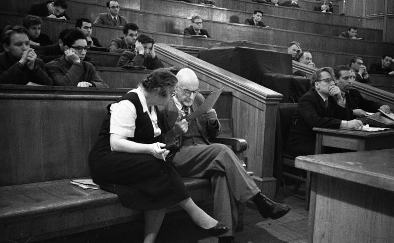 Академик Павел Сергеевич Александров в аудитории, 1964 год, г. Москва