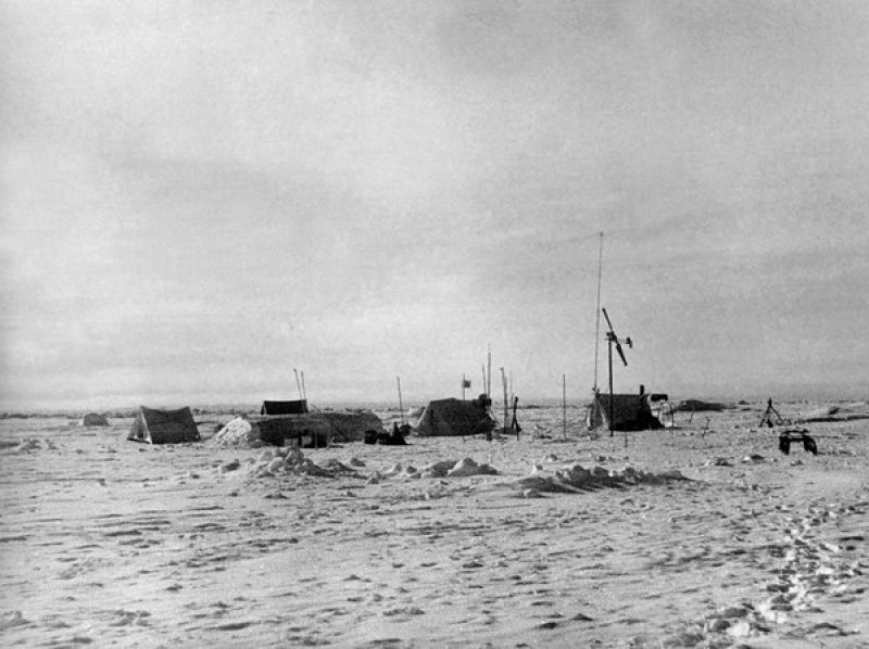 Общий вид станции «Северный Полюс-1», июнь 1937. Видео «Гениальный радист и "дедушка советского радиолюбительства" Эрнст Кренкель» с этой фотографией.