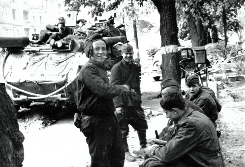 «Давай закурим!», апрель 1945, Германия, г. Берлин