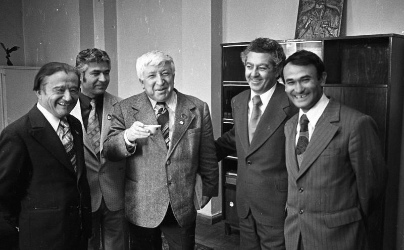 Расул Гамзатов с неизвестными, 1976 год, Узбекская ССР, г. Ташкент