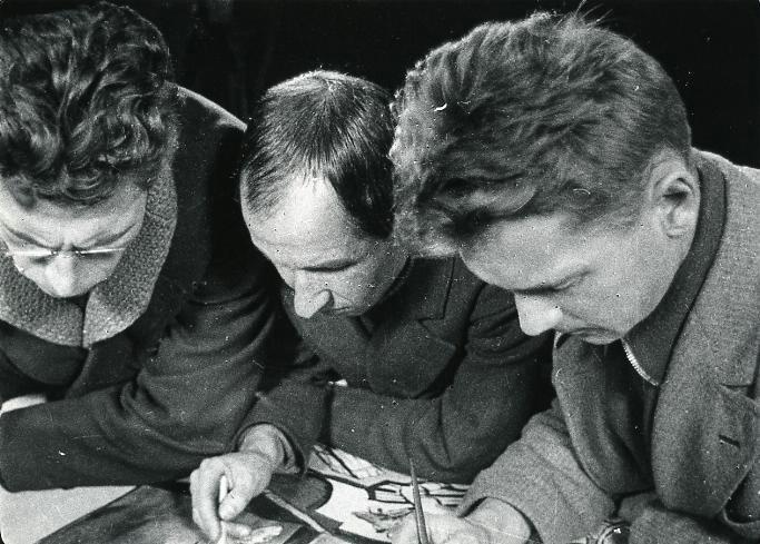 Трое склонившихся мужчин, 1930-е