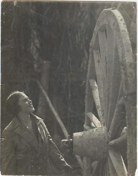 Женщина у колеса, 1930-е