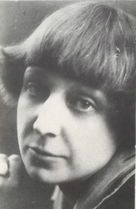 Поэт Марина Цветаева, 1926 год, г. Париж. Выставки&nbsp;«"Сто строк…"»,&nbsp;«"Дорога не скажу куда..."»,&nbsp;«"Серебряный век" поэзии о России» и «За всех – противу всех!» с этой фотографией.