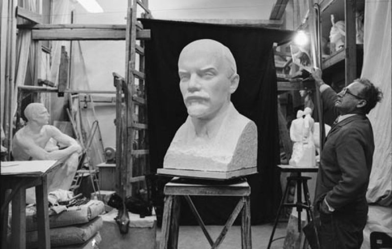 Мастерская скульптора. Из серии «Лениниана», 1983 год, г. Москва. Выставка «Вхожу, ваятель, в твою мастерскую» с этой фотографией.&nbsp;