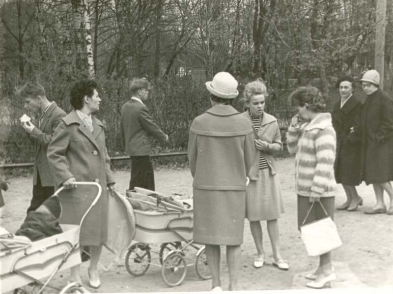 «Наши городские модницы в день открытия парка», 24 мая 1964, г. Череповец. Выставка «Парк собирает друзей» с этой фотографией.&nbsp;