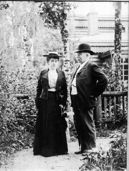 Мужчина и женщина на дорожке около дома, 1910-е