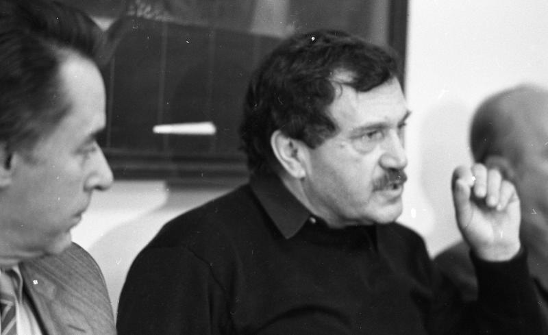 Василий Аксенов в редакции журнала «Юность», 1990 год, г. Москва. Видео «Василий Аксенов» с этой фотографией.