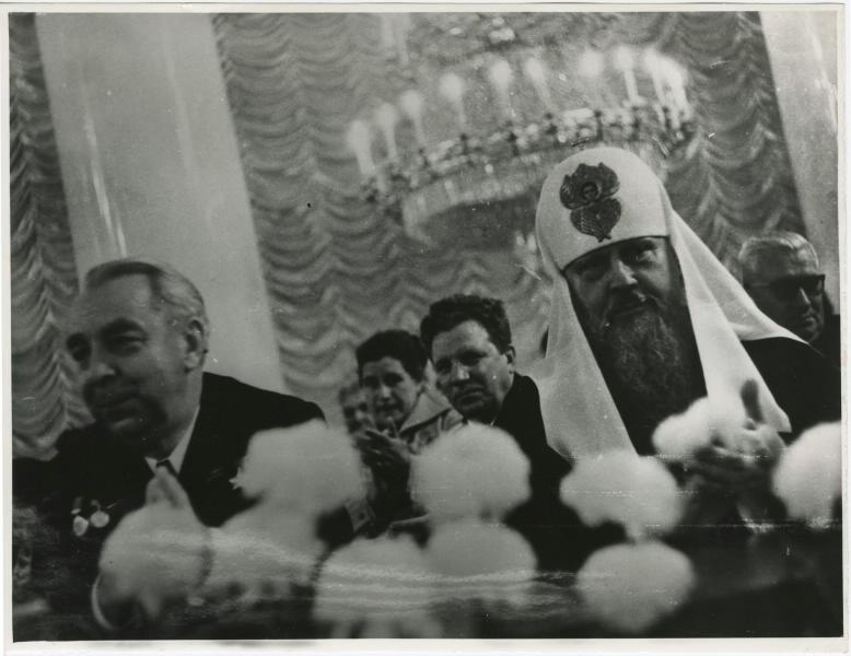 Патриарх Пимен в президиуме собрания участников всемирного Движения сторонников мира, 1974 год, г. Москва
