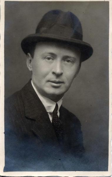 Портрет мужчины в шляпе, 1917 - 1925