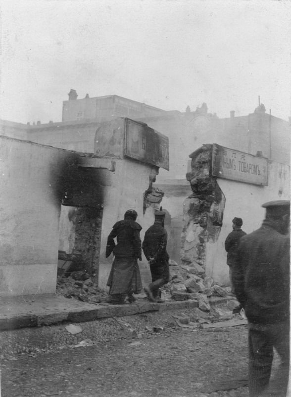Резня армян в Баку. Разграбленный и сожженный магазин на Воронцовской улице, 24 августа 1905, Бакинская губ., г. Баку