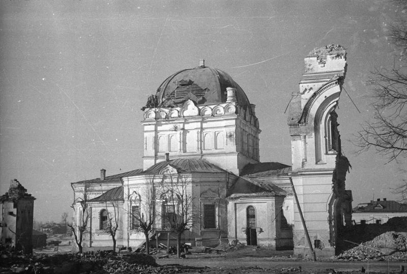 Полуразрушенный храм, 1943 год, Смоленская обл., г. Гжатск. Ныне город Гагарин. 