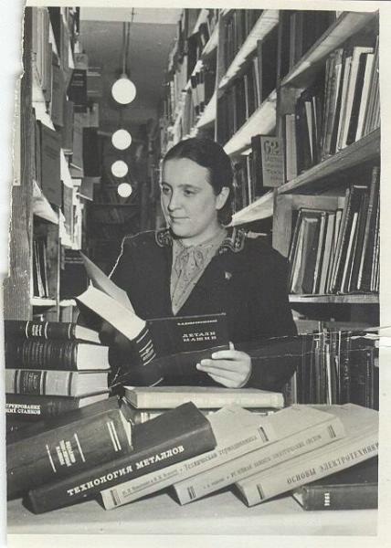 Библиотекарь Г. Н. Волошина подбирает техническую литературу для студентов-заочников, 27 мая 1953, г. Москва