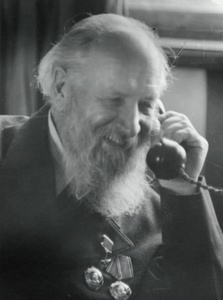 Академик Алексей Крылов, январь - август 1945, г. Москва. Основатель современной русской школы кораблестроения. Автор классических работ по строительной механике корабля, по теории колебания корабля на волнении, теории вибрации судов и их непотопляемости, по теории гироскопов, математическому анализу и механике в приложении к кораблестроению, внешней баллистике, по истории физико-математических и технических наук.Выставка «У меня зазвонил телефон...» с этой фотографией.