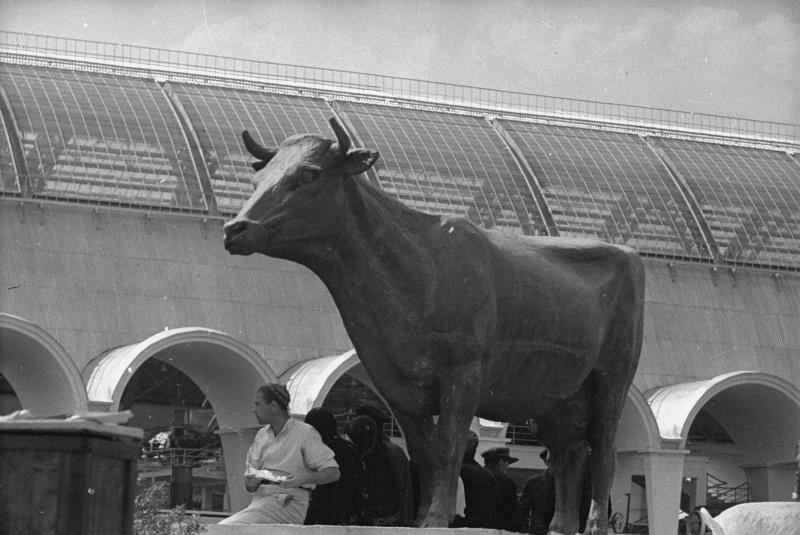 ВСХВ. Скульптура около павильона «Животноводство», 1939 год, г. Москва