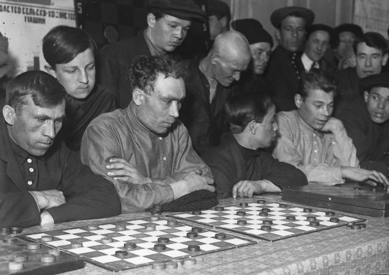 Шашечный турнир, 1930-е. Выставка «20 лучших фотографий Леонида Шокина» с этой фотографией.