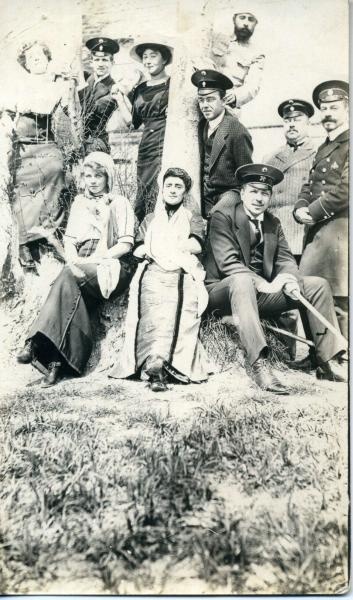 У дерева группа людей, 1900-е