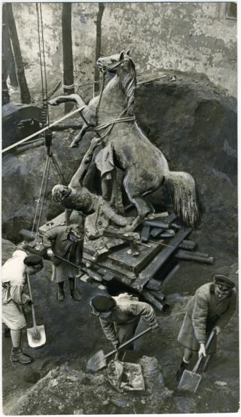 Работы по извлечению скульптурной группы Петра Клодта из земли, 1945 год, г. Ленинград