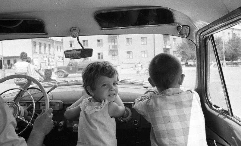 Папа и дети в машине, 1967 год, Волгоградская обл., г. Волжский