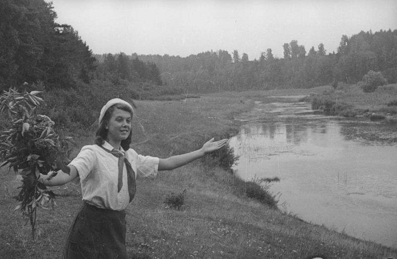 На берегу реки, 1953 год, Московская обл.
