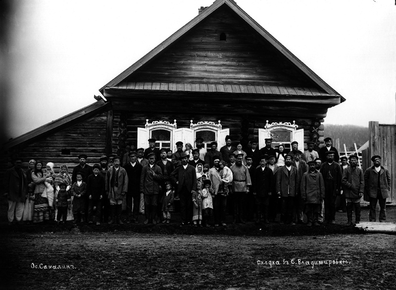 Сельский сход в селе Владимировка, 1908 год, о. Сахалин. Выставка «Освобожденные крестьяне» с этой фотографией.