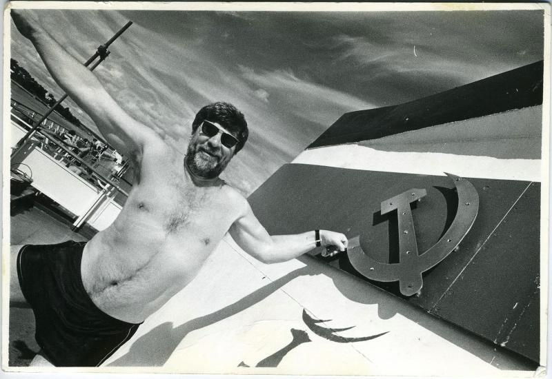 Сергей Бурасовский на теплоходе «Александр Радищев», 1993 год. Выставка «В солнцезащитных очках» с этой фотографией.