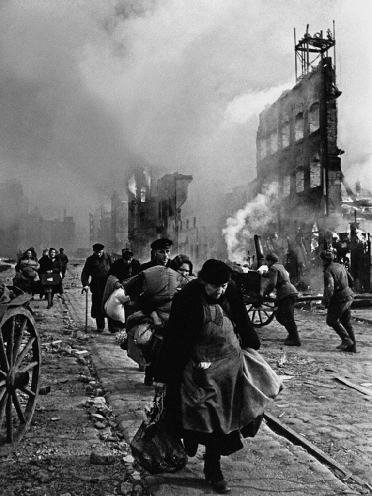 «И они познали горе. Старуха», 1945 год, Германия, Восточная Пруссия. Выставка «Последние дни войны» с этой фотографией.