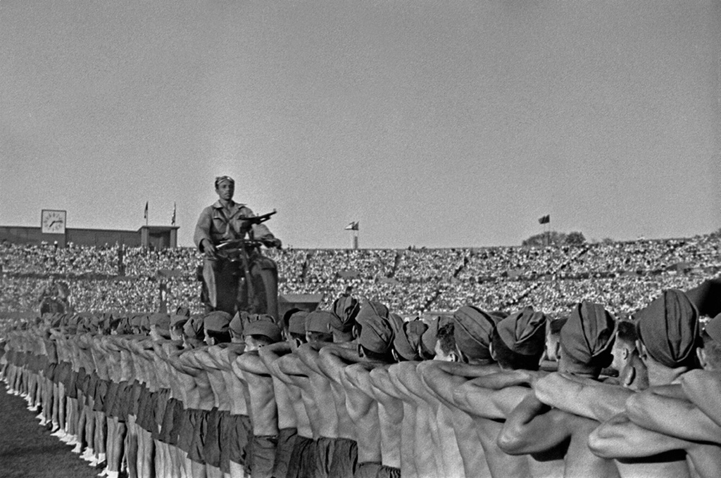 Спортивный праздник на стадионе «Динамо», 1946 год, г. Москва. Выставки «Скорость, драйв, мотоцикл – снято!», «Физкультурные парады» с этой фотографией.