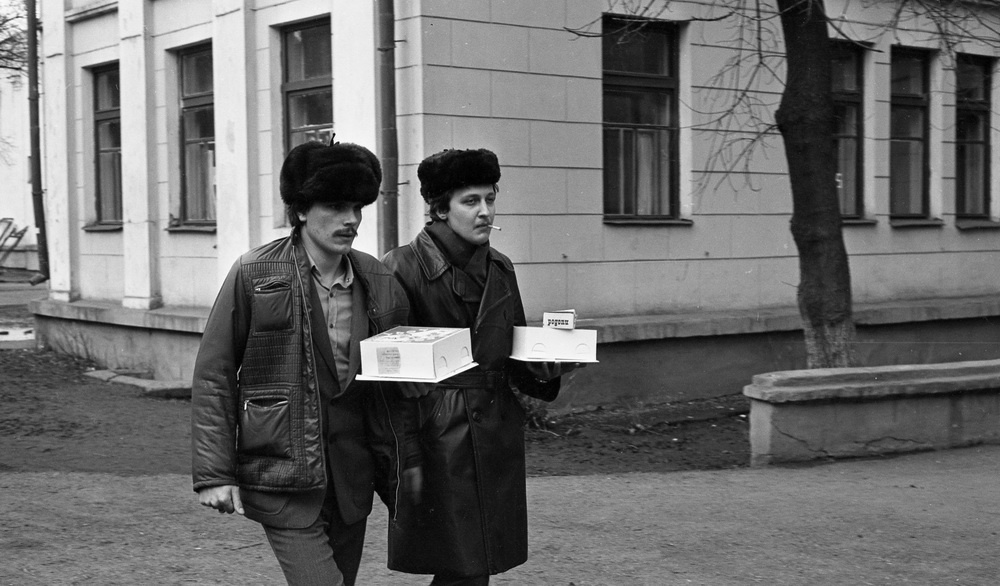 Молодой отец с приятелем у роддома, 1981 год, г. Новокузнецк. Выставка «Новокузнецк Владимира Воробьева» с этой фотографией.