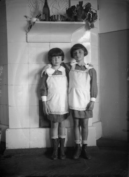 Две девочки, стоящие у печи. Слева - Берта Раутенштейн, 1928 год, г. Москва. Из архива семьи Раутенштейнов. Выставка «Лучшие фотографии. У печи» с этим снимком.