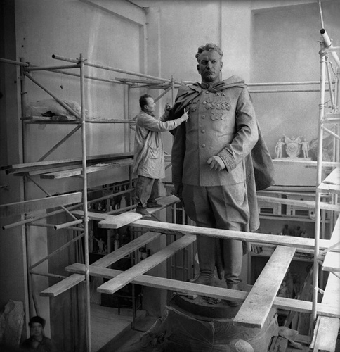 Скульптор Николай Томский работает над памятником генералу Ивану Черняховскому, 1948 год, г. Москва