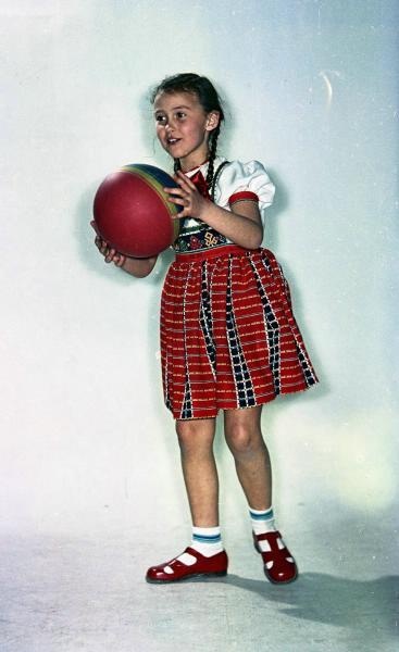 Демонстрация моделей детской одежды, 1950-е, г. Москва. Из серии «Детский мир».Выставка «На лето – босоножки» с этой фотографией.