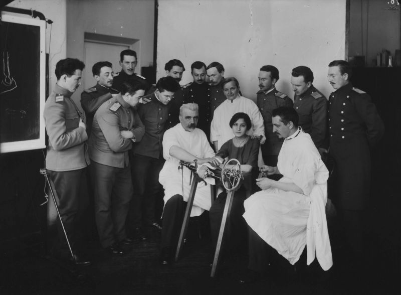 Группа слушателей на осмотре больной профессором Генрихом Турнером, 1910 год, г. Санкт-Петербург