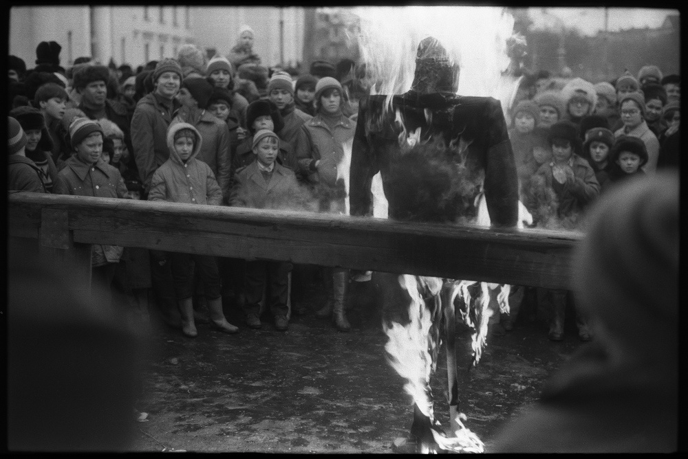 Сжигание чучела в рабочей робе, Масленица на площади Ленина, 13 марта 1983, г. Новокузнецк. Выставка «Масленичные гуляния»&nbsp;и видео «Среди нас» с этой фотографией. 