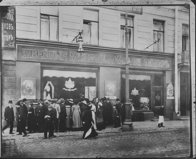Группа прохожих у витрины магазина «Зингер» на Загородном проспекте, 1904 год, г. Санкт-Петербург