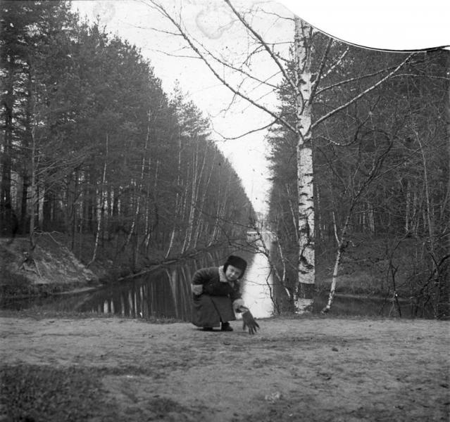 У канала, 1910-е, Московская губ., Московский у., усадьба Кусково. Сын фотографа.