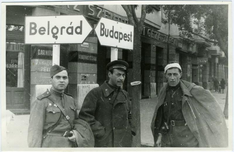 В освобожденной Европе, октябрь 1944, Венгрия. Военные корреспонденты П. Мельников, Л. Первомайский, А. Егоров.