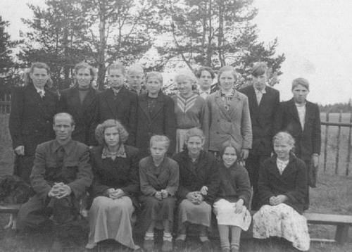 Преподаватели и ученики во дворе школы, 1950-е, Вологодская обл.