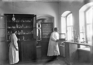 Аптека, 1933 год, г. Галич. Выставка «Аптеки ХХ века» с этой фотографией.