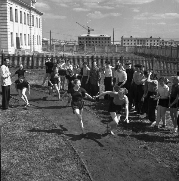 Эстафета на школьном стадионе, 1953 - 1955