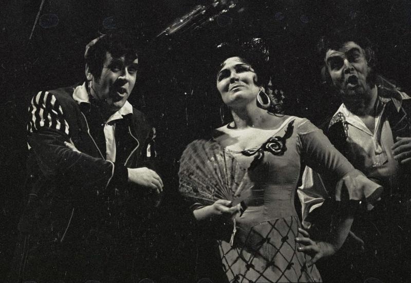 Сцена из оперы «Кармен», 1970-е, г. Москва. В центре – певица Ирина Архипова. Слева – певец Юрий Дементьев, справа – певец Андрей Соколов.