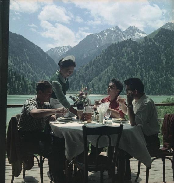 За столиком ресторана на озере Иссык, 1961 год, Казахская ССР. Выставка «СССР в 1961 году» с этой фотографией.